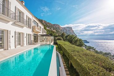 Exclusive Villa with Ocean Views in a Prime Location